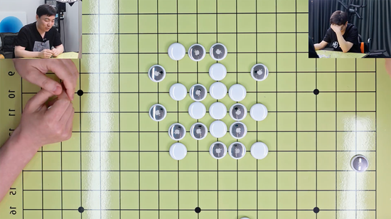 ▲B站棋牌区up主“-LKs-”（右）与世界五子棋锦标赛中国队队员“一休哥”（左）用AirTag下五子棋