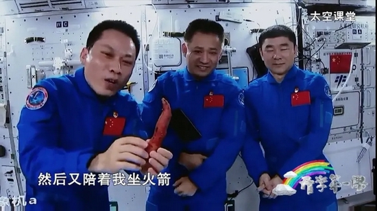 汤洪波展示“太空红薯” | 《开学第一课》