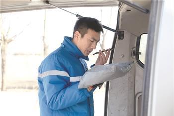 下图：展华东正在打电话通知客户取件。