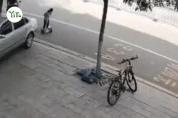 图3 山西一名男孩突然摔倒驶向马路中央（图片来自网络）