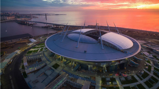 ▲圣彼得堡竞技场造价超过100亿元，是俄罗斯世界杯12座球场中唯一一座可以关闭顶棚的球场