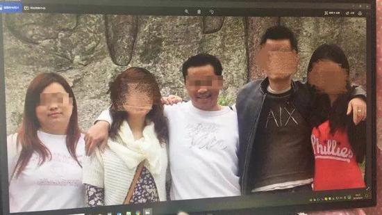 比亚迪老板:李娟亲属口述比亚迪广告门始末 神秘老板陈振宇是谁 ▲左一为李娟,左三为陈振宇(图片来自网络)