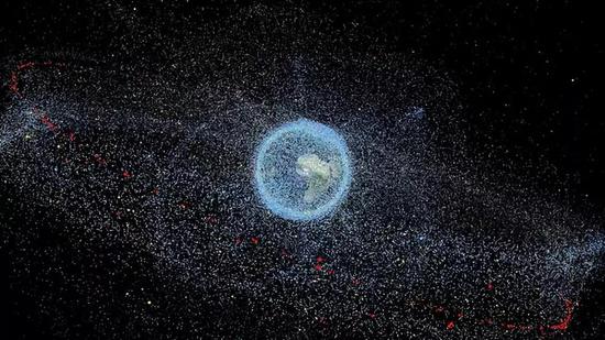 图目前太空垃圾全球分布图，红色的就是地球静止轨道上的正常工作卫星