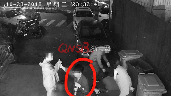 女子學抖音搭訕男子 被反撩強吻后打群架進了派出所
