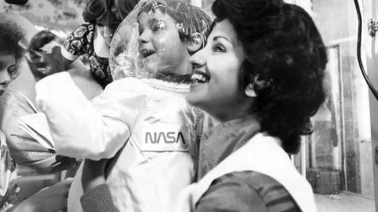 大卫在母亲怀里，穿着 NASA 为他设计的防护服。| 图片来源：https：//www.foxnews.com