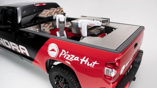 當車輛到達后,機械臂制作的薄餅就剛剛做好。