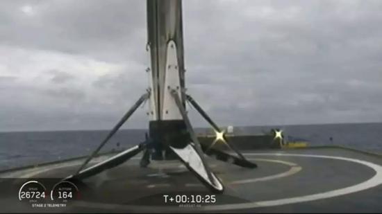 猎鹰12:SpaceX实现三枚一级火箭全回收重型猎鹰“完美”发射 图|中央助推器回收成功