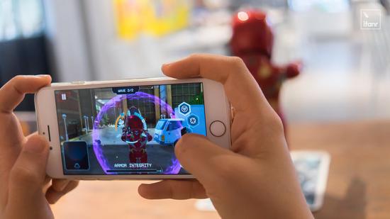 作为漫威的第一款 AR 互动智能机器人，AR 游戏互动体验的沉浸性也可圈可点。