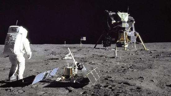 在月面上开展工作的“阿波罗11号”宇航员