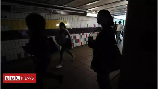 图|BBC报道的停电中的英国,大家只能摸黑前进(来源:BBC)
