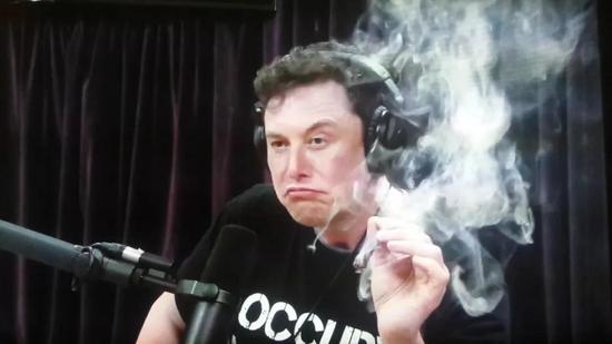 无声的较量:特斯拉入华背后的四次握手 在镜头前抽烟的马斯克,2018年
