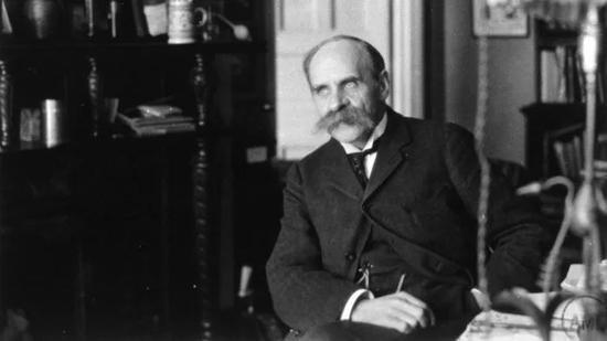 1920年,约翰·霍尔丹在牛津的实验室内(John Scott Haldane)