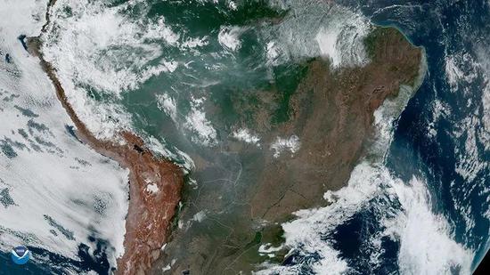 2019年亚马孙林火从太空可见，图为地球同步气象卫星GOES-16拍摄的景象。来源：NASA/NOAA via Reuters