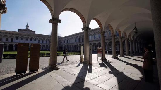 位于意大利米兰的一所大学因疫情而关闭，许多实验室也只能选择停止工作。摄影：LUCA BRUNO