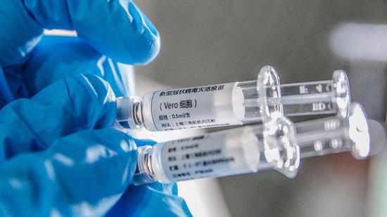  科兴公司生产的新冠病毒灭活疫苗，其在猕猴中起到了很好的保护感染作用。图片来源：新华社