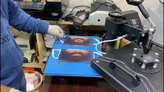 热转印工艺 也就是俗称的烫印 图源printweek.in
