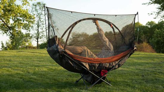 “mock ONE”是一款紧凑型折叠帐篷，无需挂在树上，从而让使用者有机会在此前无法使用吊床的地方尽情放松