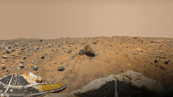 石头左边的那个小家伙就是旅居者号，仅重10.5公斤。来源：NASA/JPL