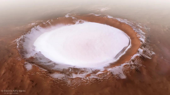 火星快车号眼中冰封世界，宛若仙境。水冰覆盖的科罗廖夫撞击坑，由火星快车号的HRSC相机影像和数字高程模型共同生成。来源：ESA/DLR/FU Berlin