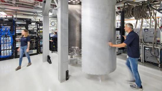 IBM研究人员已为巨型低温恒温器安装了硬件，以容纳未来包含100万个量子比特的量子计算机。图源：《科学》杂志网站