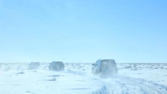冰天雪地中进行搜索回收专项训练