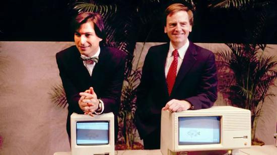 乔布斯与John Sculley 图源：Quartz