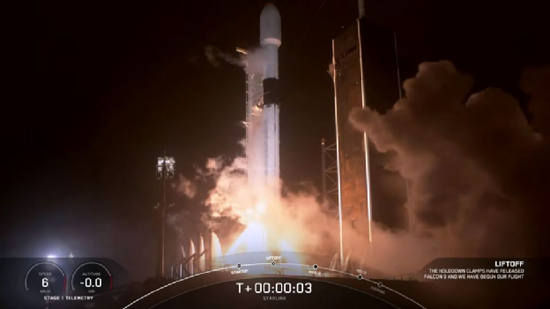 图 | 2021 年 3 月 4 日，SpaceX 的 Starlink 17 任务搭乘猎鹰 9 号火箭从佛罗里达州肯尼迪航天中心的 39A 发射场升空（来源：SpaceX 官网）