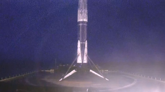 图 | 2021 年 3 月 4 日，SpaceX 公司代号为 B1049 的猎鹰 9 号火箭在任务成功完成第八次发射和着陆后，站在 “Of Course I Still Love You”的无人回收船上（来源：SpaceX 官网）