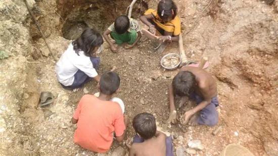 贾坎德邦采掘云母的童工们 