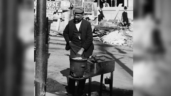 　巴尔的摩市的小贩在卖美洲栗。图片来源：Library of Congress/Detroit Publishing Co