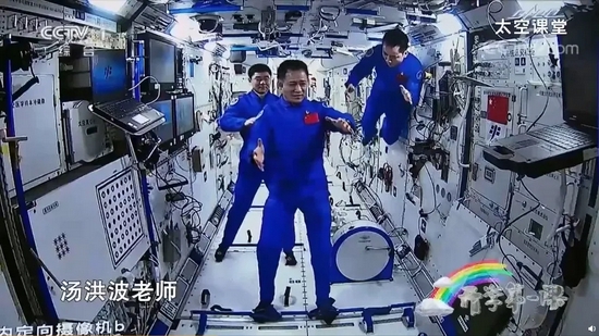 聂海胜带领同学们做“巡天太极”
