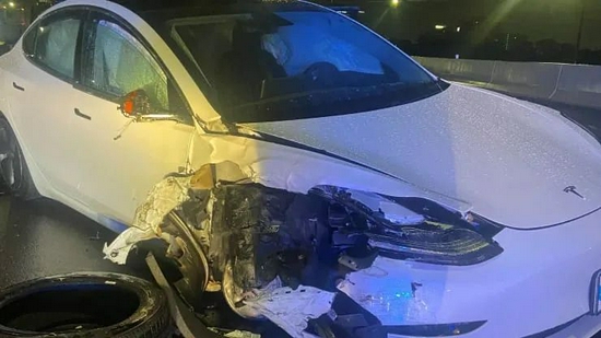 Δ  美国东部时间8月28日，一辆2019年的特斯拉Model 3在奥兰多撞上佛罗里达州公路巡逻车