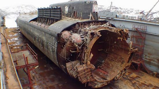 库尔斯克号被打捞上来的模样，艇艏已经被切掉（图片来源：themoscowtimes）