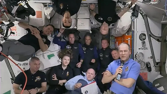 国际空间站上的11人。图片来源：澎湃新闻