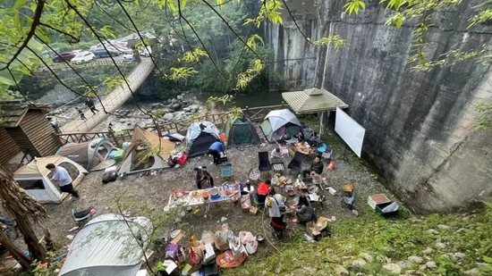 5月2日，露营者在成都彭州小鱼洞三号桥营地烧烤野餐。新华社记者 薛晨 摄