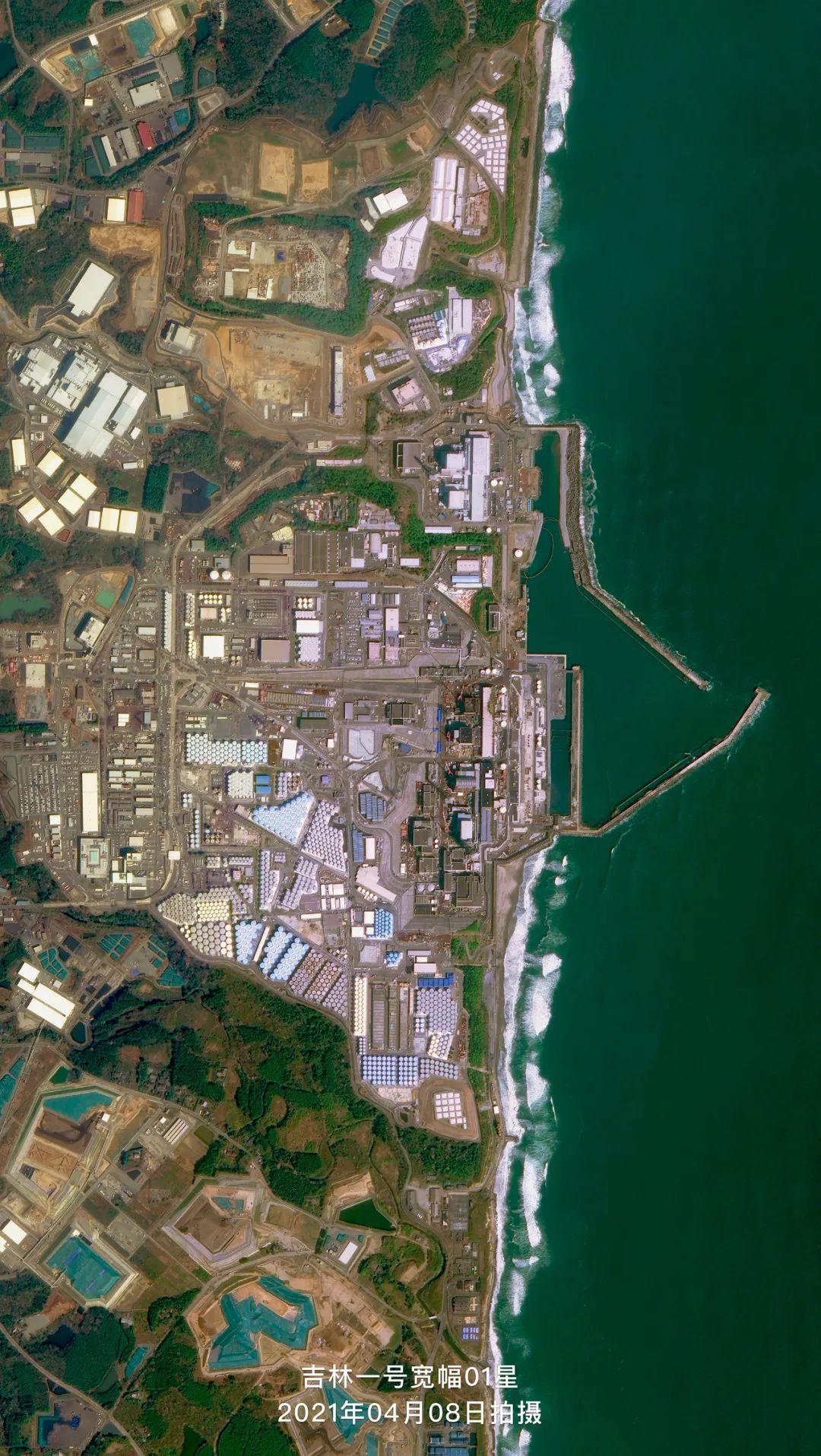 卫星目击福岛第一核电站上百万吨核污水存贮区，储存罐超千个