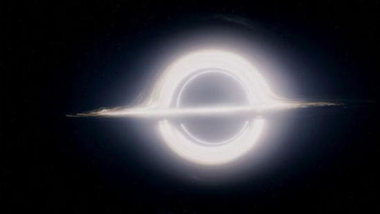 图丨电影《星际穿越》的黑洞 Gargantua，由伦敦的视觉特效公司 Double Negative 制作（来源：London。AF ARCHIVE/ALAMY STOCK PHOTO）