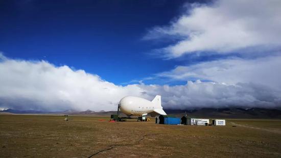 （在纳木错湖畔锚泊的“极目一号”浮空器）