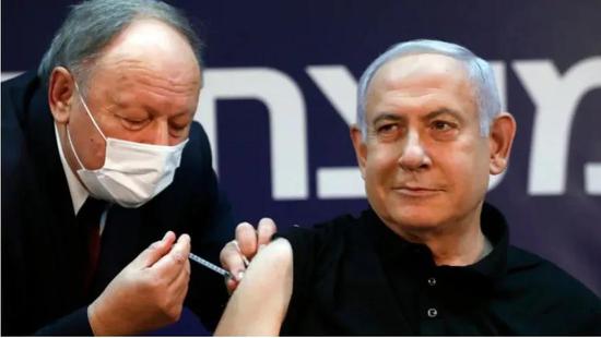 以色列总理在接种疫苗，图片来自社交网络