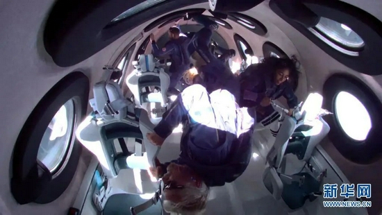英国维珍银河公司7月11日发布的图片显示“团结”号太空船成员处于失重状态。新华社发（维珍银河公司供图）