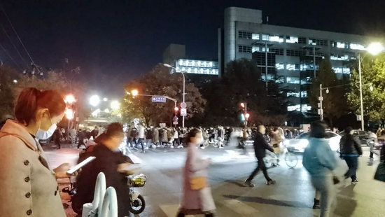 正在过马路的人群，图源作者