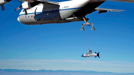 2021年11月，美国国防先进研究计划局开展的一项实验：军用运输机在空中对无人机进行回收。图/澎湃影像