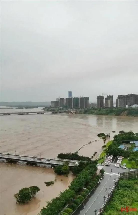18日青衣江大渡河汇合处的洪水。图片来源：红星新闻