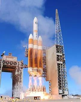 猎鹰12:SpaceX实现三枚一级火箭全回收重型猎鹰“完美”发射 图|德尔塔 IV 重型火箭
