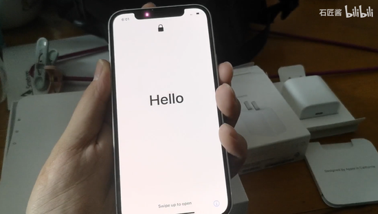 苹果ios 15重新设计iphone激活界面 毛玻璃 手写字 手机新浪网