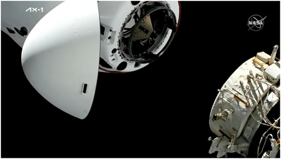 “龙”飞船与国际空间站对接 图片来源：NASA