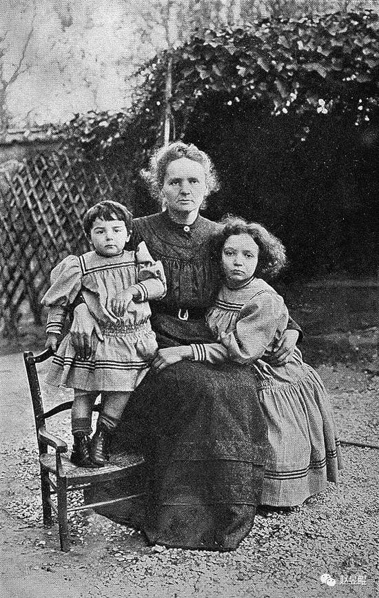 ▲ 居里夫人和她的两个女儿：Eve（左）、Irene（右）。如果你为Eve感到悲哀，那善良就限制了你的想象力：她的丈夫Labouisse获得了1965年诺贝尔和平奖