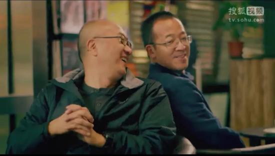 图：客串《青橙芒果咖啡》的俞敏洪