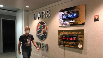 ▲新冠肺炎疫情并未拖住美国火星探测的步伐。图为NASA内的火星着陆倒计时牌(图片来自NASA)