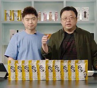 罗永浩拍视频为扶贫助农直播带货招商。/微博@罗永浩